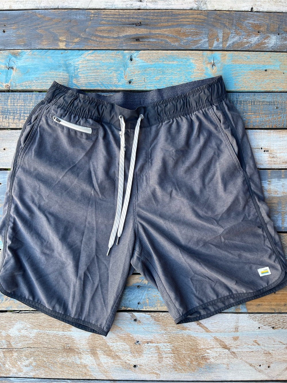 Vuori Men's Charcoal Heather Banks Athletic Performance Shorts Medium M Flawed
